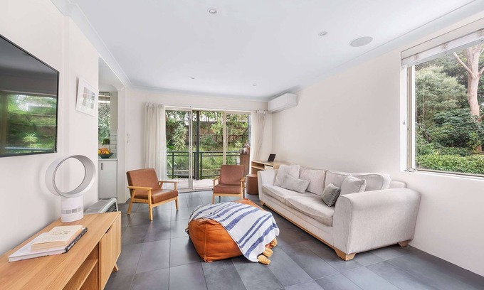 Bellevue Hill Apartment | Bright modern 2BR apartment with garden outlook