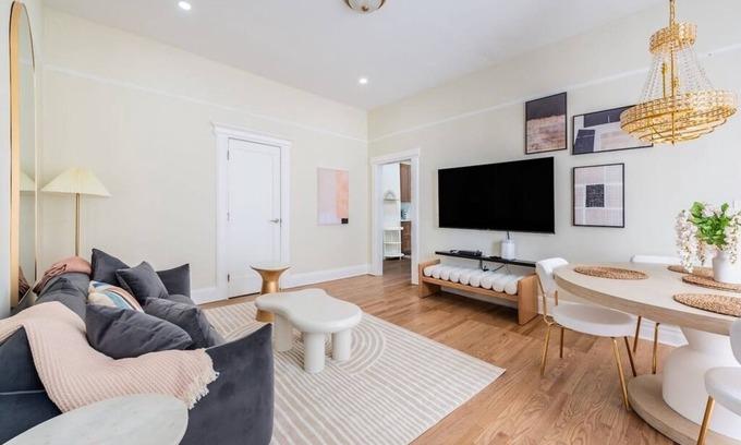 Communipaw Apartment | Bright & Modern 35 Mins to NYC Extended Stays