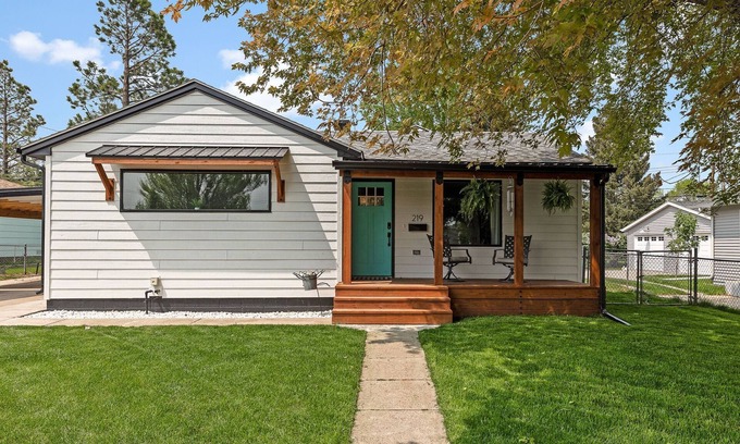 Rapid City House | Bright & Modern 3BR with large jacuzzi tub near favored Black Hills Attractions