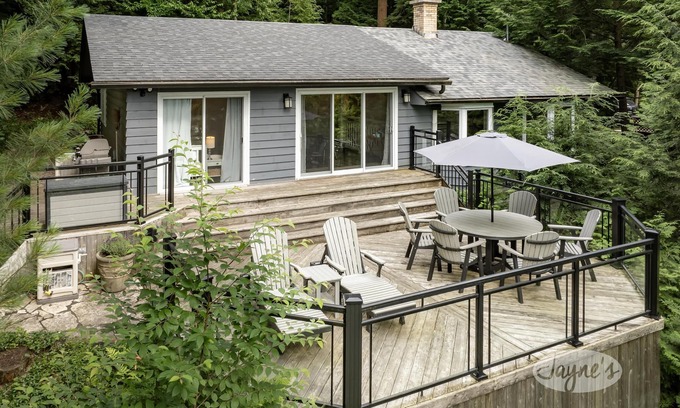 Muskoka Lakes Cottage | Bright & Modern 4 bdrm cottage on Lake Joe! Boatport + Bunkie! All Day Sun!