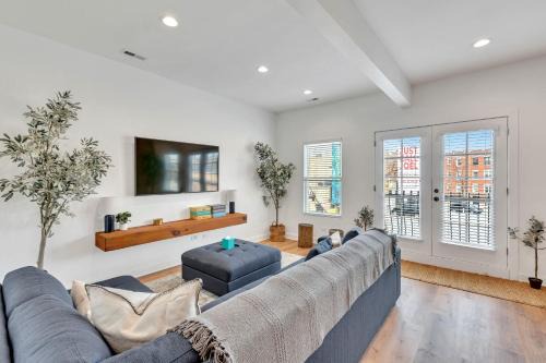 Lakeview Apartment | Bright Modern 4Bd 2Ba in the Heart of Wrigleyville condo