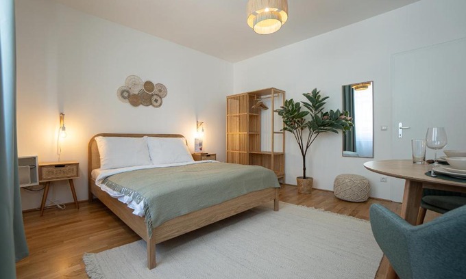 Weißgerber Apartment | Bright Modern Studio in Center with a Queen Bed