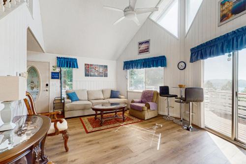 Cedar Glen House | Bright Moon