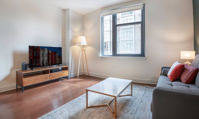 Mount Vernon Triangle Apartment | Bright Mt. Vernon 1BR w/ Gym, W/D, 2 Pools & Rooftop by Blueground