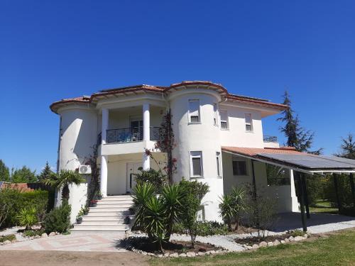 Haniotis House | Bright New Garden