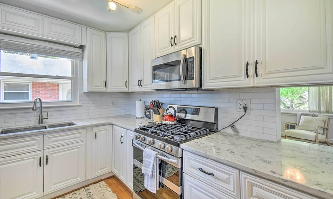 Bayview House | Bright Norfolk Home < Half Mi Stroll to Beach