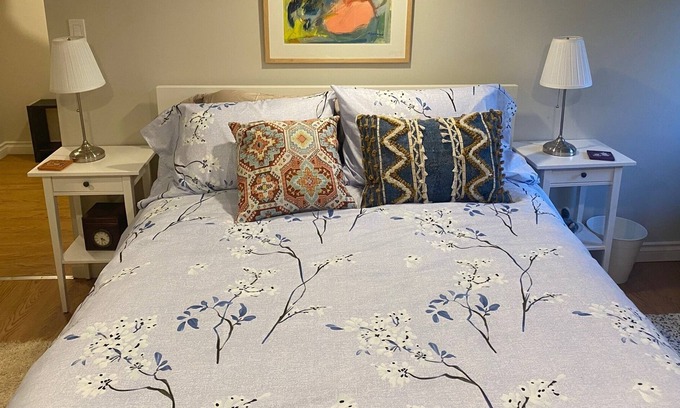 Dundas House | Bright One Bedroom Suite with Yard