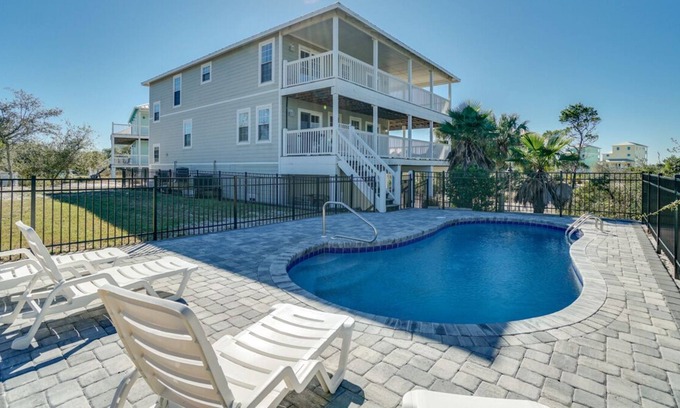 Seagrass House | Bright Pet-friendly Abode with Private pool on North Cape