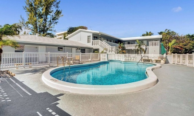 Pompano Beach Condo | Bright Pompano Beach Aparthotel: Poolside Bliss Just Steps from the Shore!