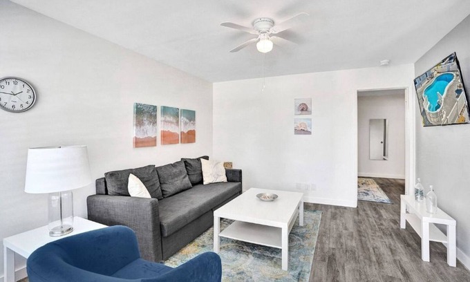 Pompano Beach Condo | Bright Pompano Beach Aparthotel: Poolside Bliss Just Steps from the Shore!