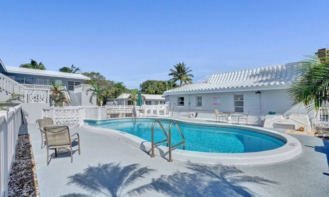 Pompano Beach Apartment | Bright Pompano Beach Aparthotel: Poolside Bliss Just Steps from the Shore!