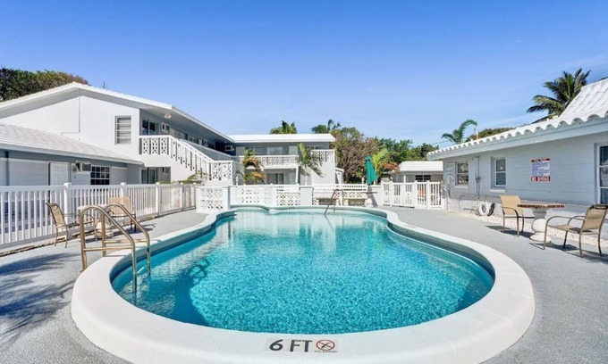 Pompano Beach Condo | Bright Pompano Beach Aparthotel: Poolside Bliss Just Steps from the Shore!