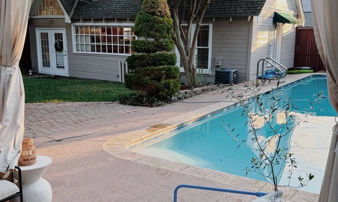 Fort Worth Cottage | Bright pool house with natural light, 5 min from TCU & the zoo! Great Location!