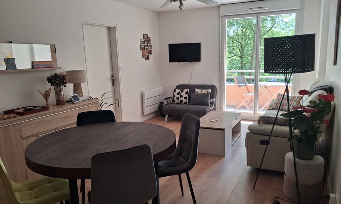 Pont des Demoiselles-Montaudran-La Terrasse Apartment | Bright, quiet apartment close to public transport direct to town center