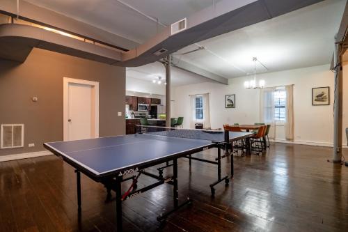 Near South Side Apartment | Bright South Loop 3BR Escape with PingPong Table and Optional Parking Minutes to Art Institute, Grant Park & McCormick Place Events