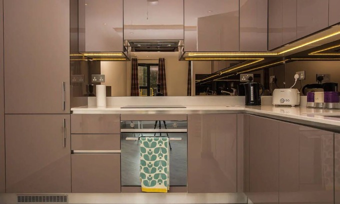 Tower Hamlets Apartment | Bright & Spacious 1BD Apartment in Zone 2 - Close to the Tube Station