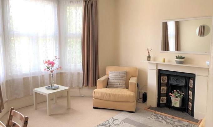 North Acton Apartment | Bright, Spacious, 2 Bed 1st Floor Apartment, Elizabeth & Central Lines