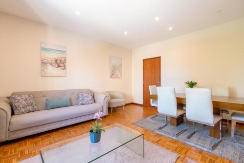 Ramalde Apartment | Bright & Spacious Flat by Host Wise