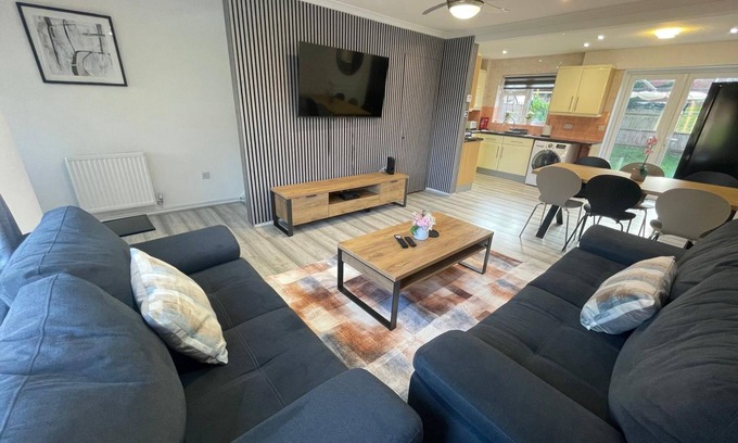 Yeading House | Bright & Spacious 3Bedroom/1Bathroom with W/C Pet-Friendly House with Garden