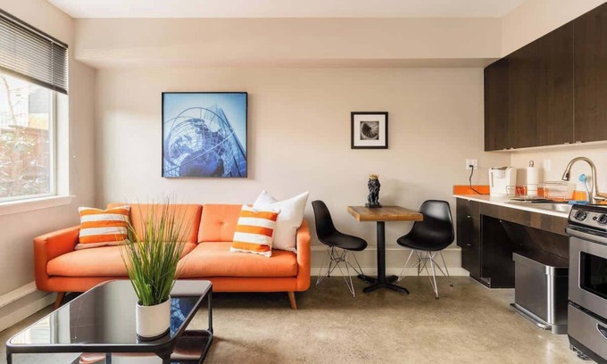 Belmont Apartment | Bright Studio Apartment - Food Carts & Local Shops