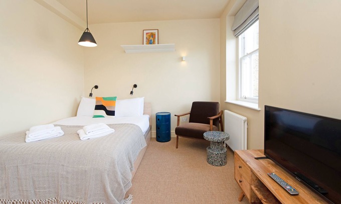 Camden Town with Primrose Hill Apartment | Bright Studio on Regents Park Road
