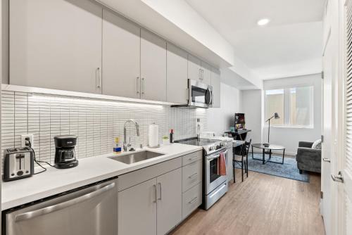 Hollywood Apartment | Bright Studio on Sunset Blvd Pool, Parking, Gym