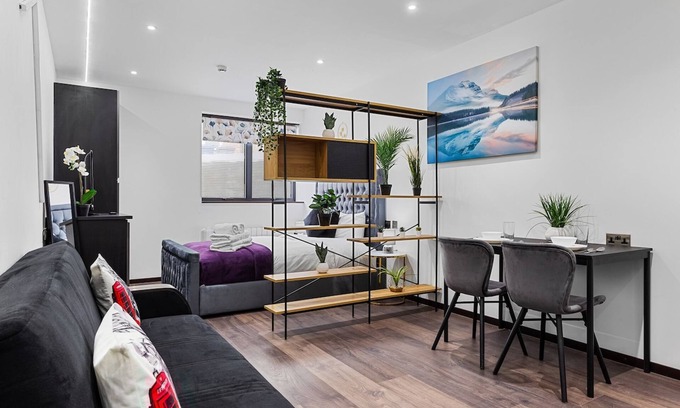Golders Green Apartment | Bright Studio Retreat in Golders Green