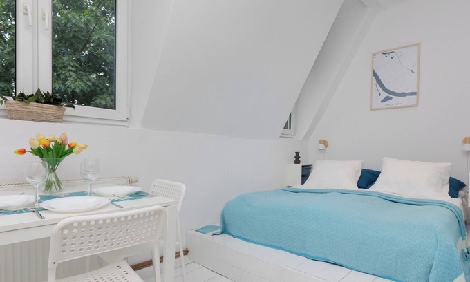 Saska Kepa Apartment | Bright Studio Szczuczyńska by Renters