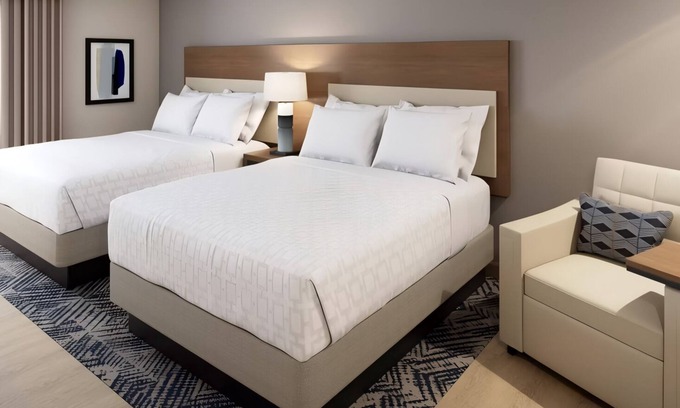 Macomb Hotel | Bright Studio with Kitchen Perfect for Family Travelers with Swimming Pool