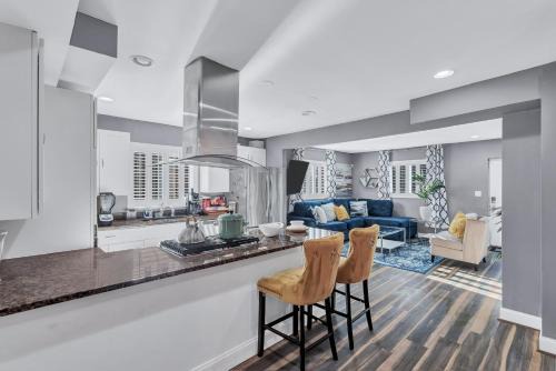 Northeast Villa | Bright Stylish hidden gem in Washington DC with King Bed 75inch tv and free parking