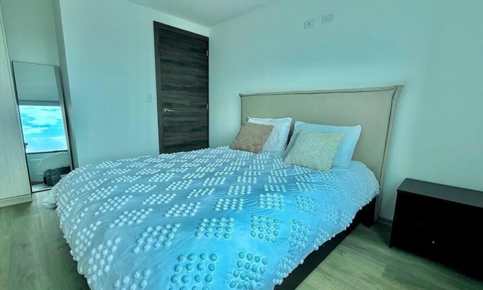 Miraflores Apartment | Bright Suite for Couples in La Mariscal with Gym and Terrace.
