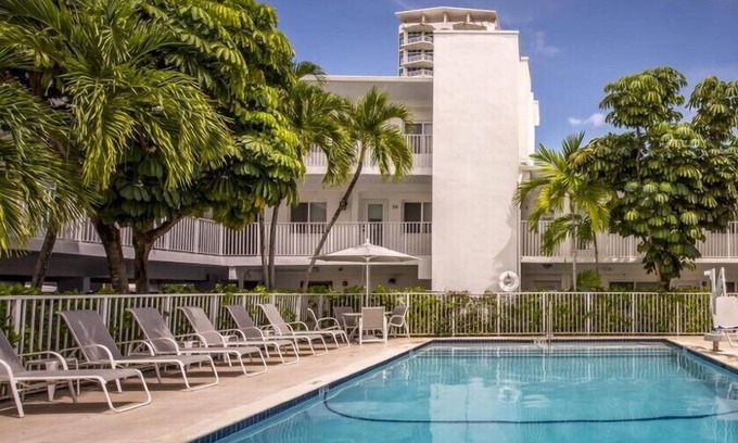 North Beach Hotel | Bright & Sunny Room with Pool Near North Beach Miami