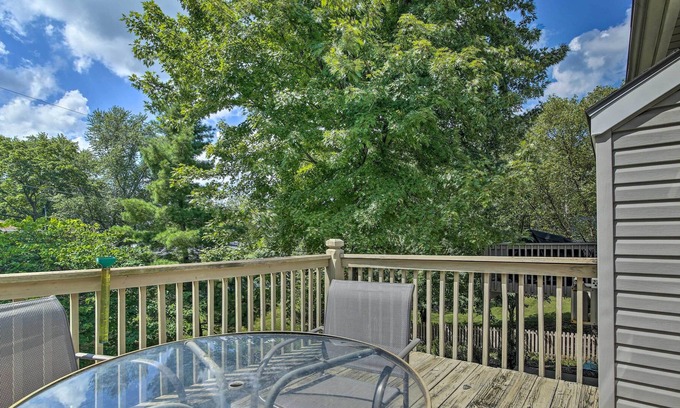 Gladstone House | Bright Townhome < 10 Mi to Dtwn Kansas City!