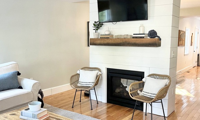 Newburyport Condo | Bright Townhouse Near Downtown Newburyport