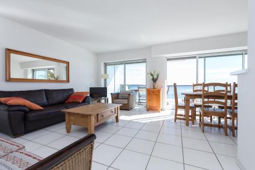 Pointe Croisette Apartment | Bright two bedroomed apartment on the beach in Cannes with huge terrace with fabulous sea views - 2001