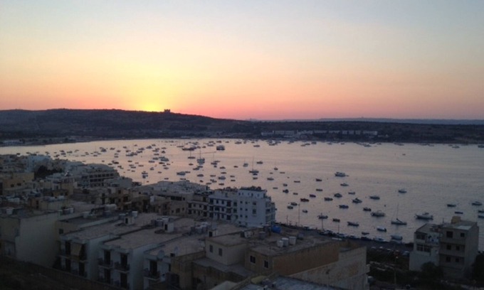 Għadira Apartment | Bright vacation apartment with spectacular sea views