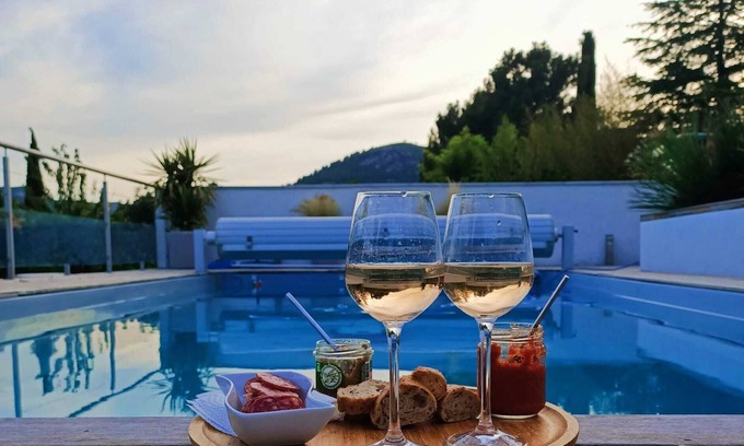 Le Puyricard House | Bright villa with pool
