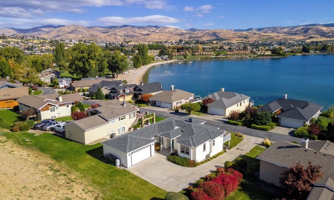 Wapato Point House | Bright Water Sunrise Home at Wapato Point Resort 5-bed Close to Sandy Beach/Pool