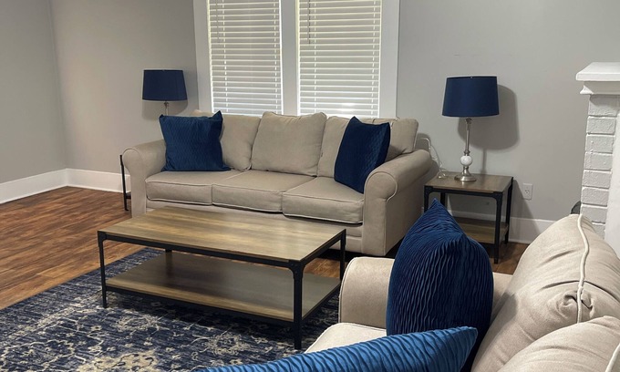 Hattiesburg House | Bright Yellow house Charming 2-bedroom house with WiFi and AC in Hattiesburg