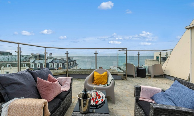 Brighton City Centre Apartment | Brighton Beach City Penthouse Sea Views Balcony