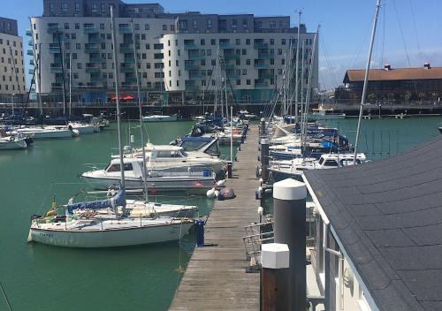 Seafront Apartment | Brighton Marina Floating home