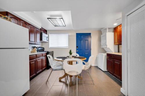 Brighton House | Brighton Retreat - Walk to Metro