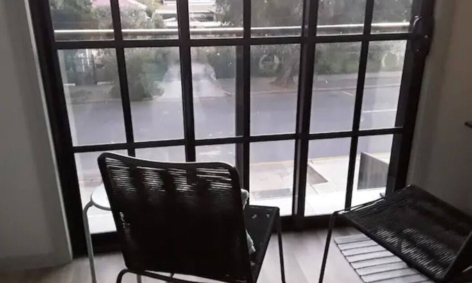 Brighton Apartment | BRIGHTON UPSTAIRS APARTMENT, Beach 10 Minute walk,Convenient, Perfect Location
