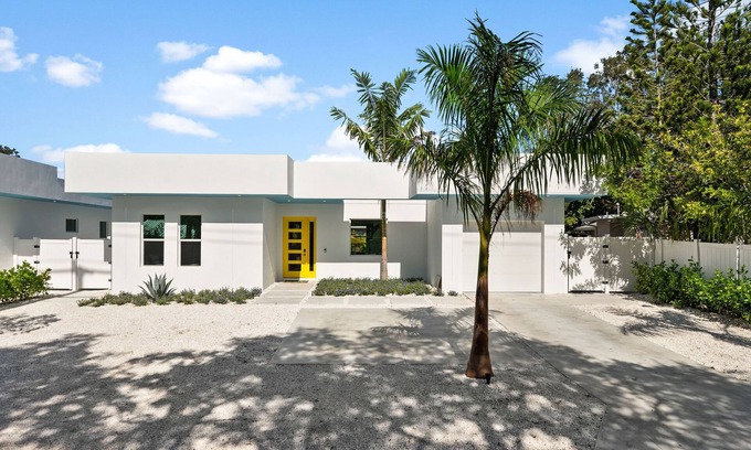 Arlington Park House | "Brillant Sunshine" SARASOTA. Luxury POOL home built in 2023. Up to 18 guests