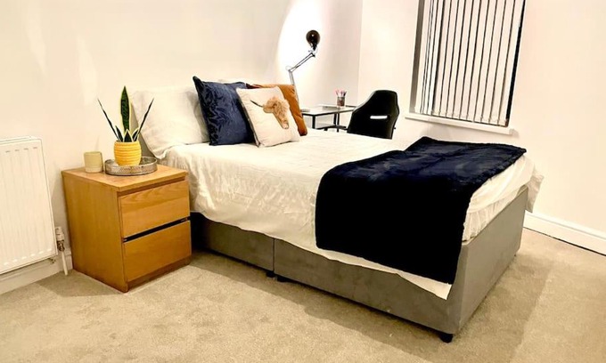 Liverpool Apartment | Brilliant 12 person apartment with free parking and Sefton Park!