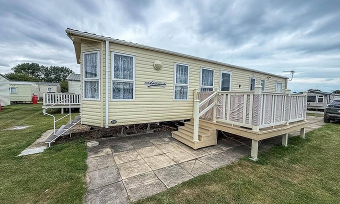 Louth House | Brilliant 6 berth caravan for hire at Sunnydale Park in Skegness ref 35076AF