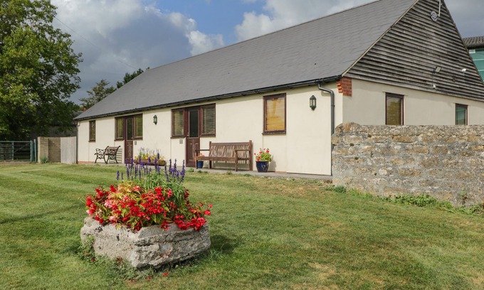 Hook Cottage | BRINDLE COTTAGE, pet friendly in Royal Wootton Bassett