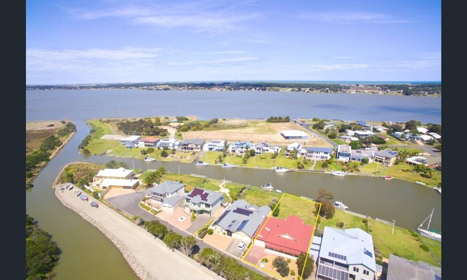 Goolwa North House | Bring the Boat, Kayak or Fishing Rod - Spa Bath - Free Wi Fi, Netflix and Prime