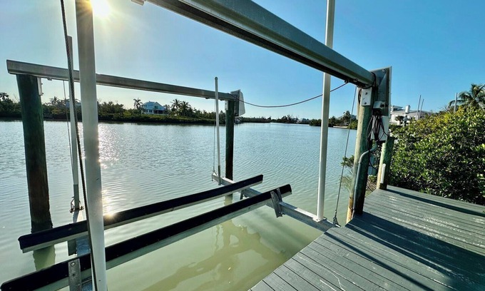 Del Sega Condo | Bring Your Boat! Enjoy waterfront living in this S