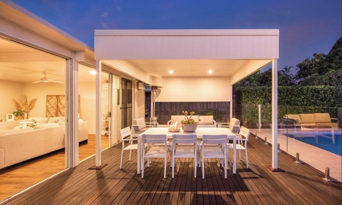 Rochedale South House | Brisbane Palm Springs - FAST WIFI - Resort style pool - Pet Friendly